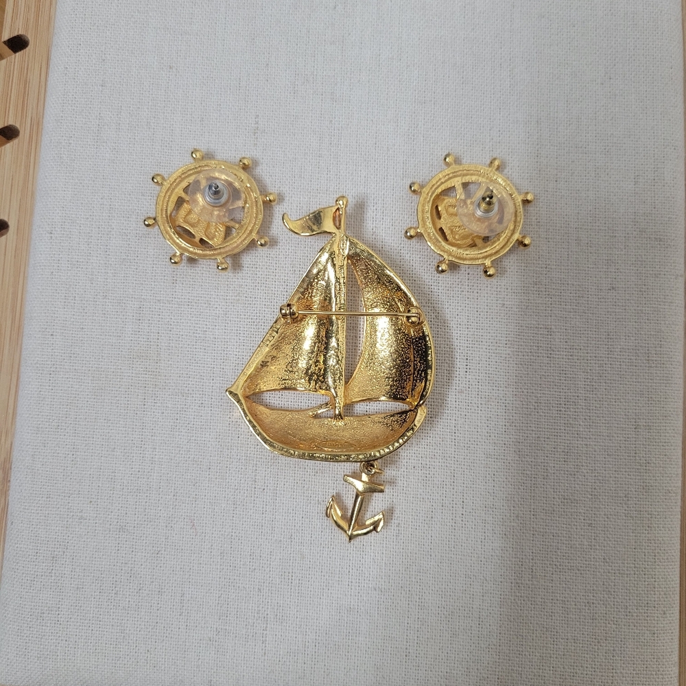 Vintage Avon Gold and Enamal Nautical Sailboat Brooch and Earrings 3 Piece Set. - Picture 2 of 4